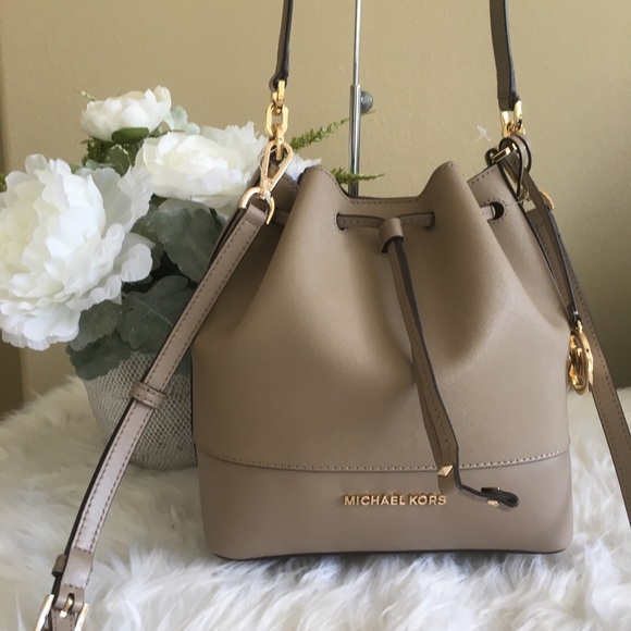 Michael Kors Handbags - Michael Kors medium trista bucket messager bag